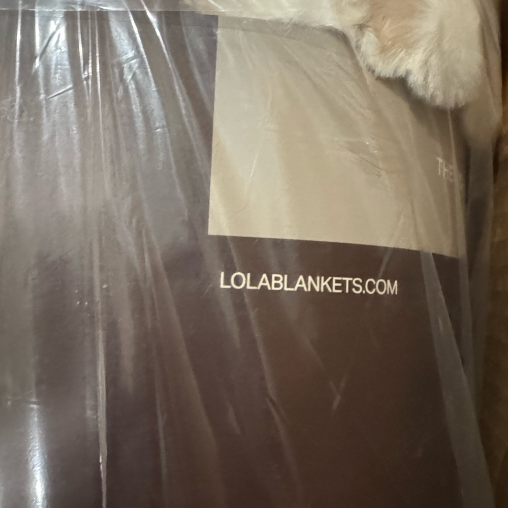 Lola Blankets Faux Fur Blanket/Latte Check/Size L/NEW! NIB! SEALED! Beautiful!!! - Picture 6 of 16